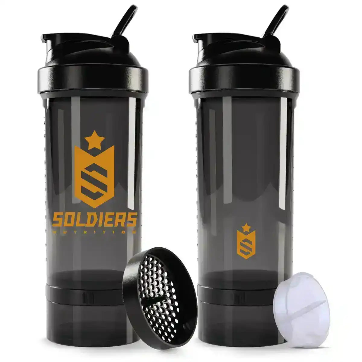 Dois copos shaker de suplemento preto com tampa, logo amarela e acessórios de mistura.