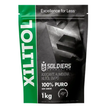 Embalagem de 1kg de xilitol em pó, adoçante alimentar, 100% puro, sem sabor, rótulo preto e verde.
