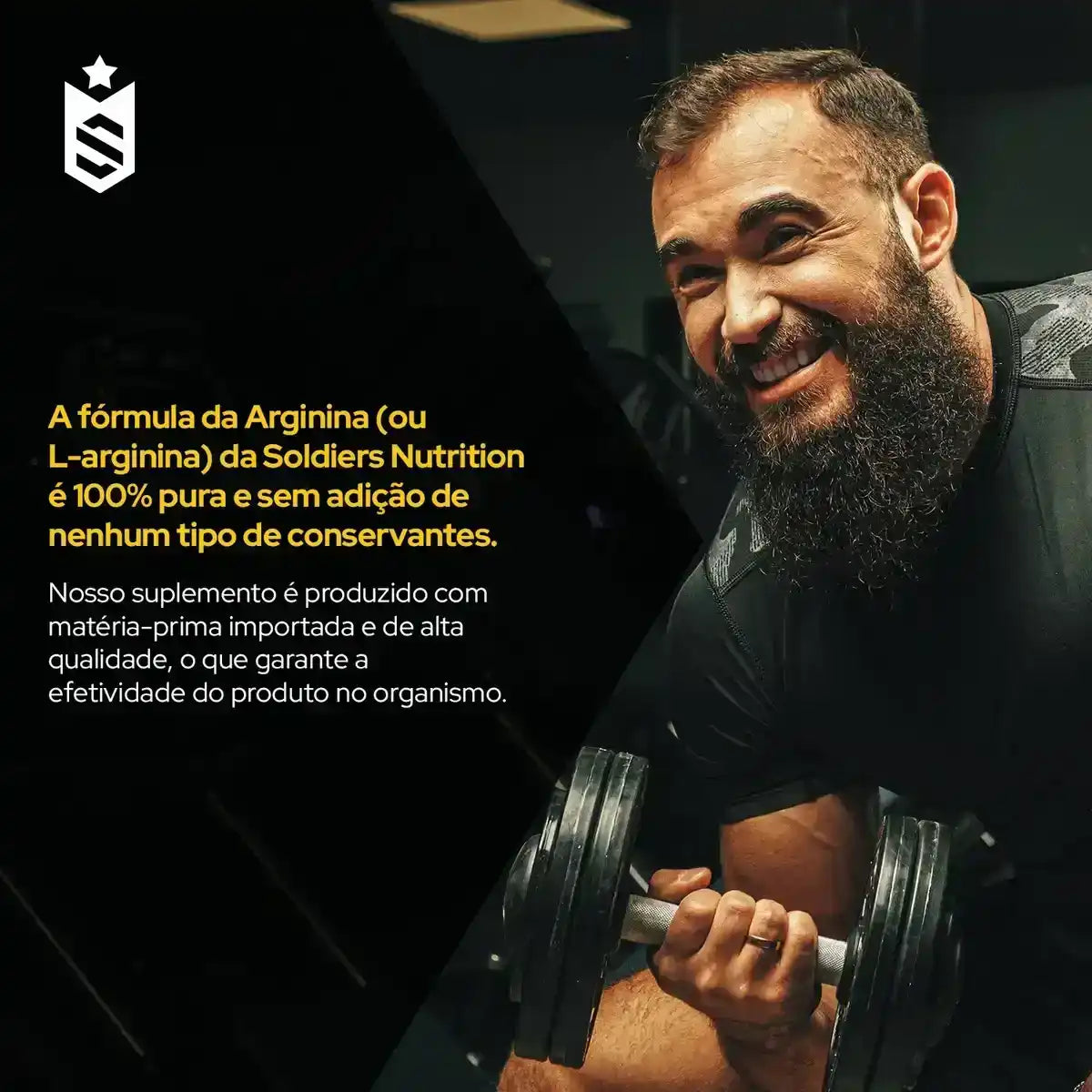 Homem barbudo sorrindo treinando com halteres, texto sobre suplemento de arginina puro.