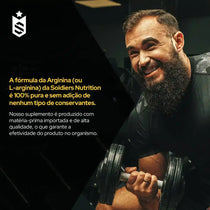 Homem barbudo sorrindo treinando com halteres, texto sobre suplemento de arginina puro.