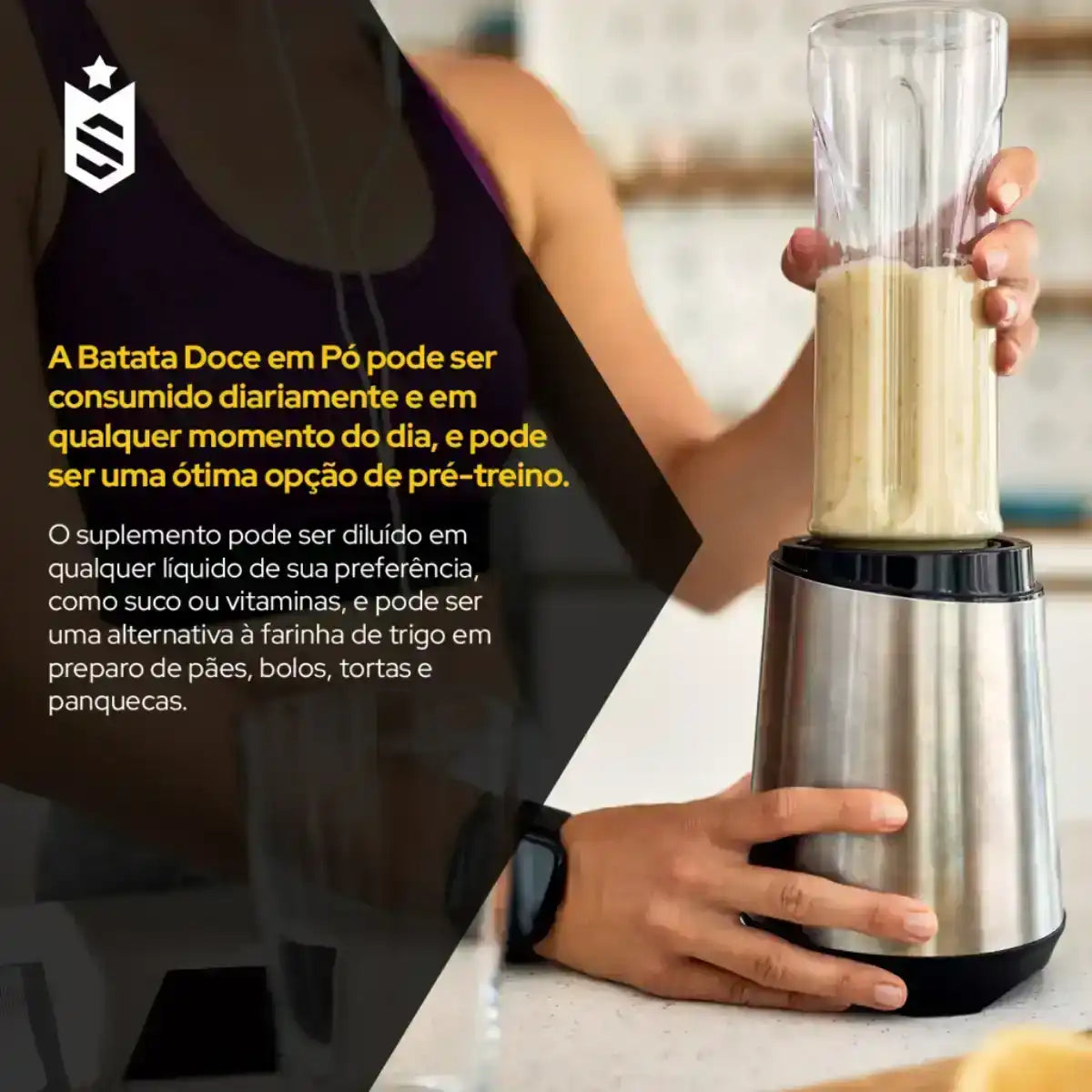 Pessoa preparando vitamina de batata doce em pó no liquidificador na cozinha, suplemento saudável.