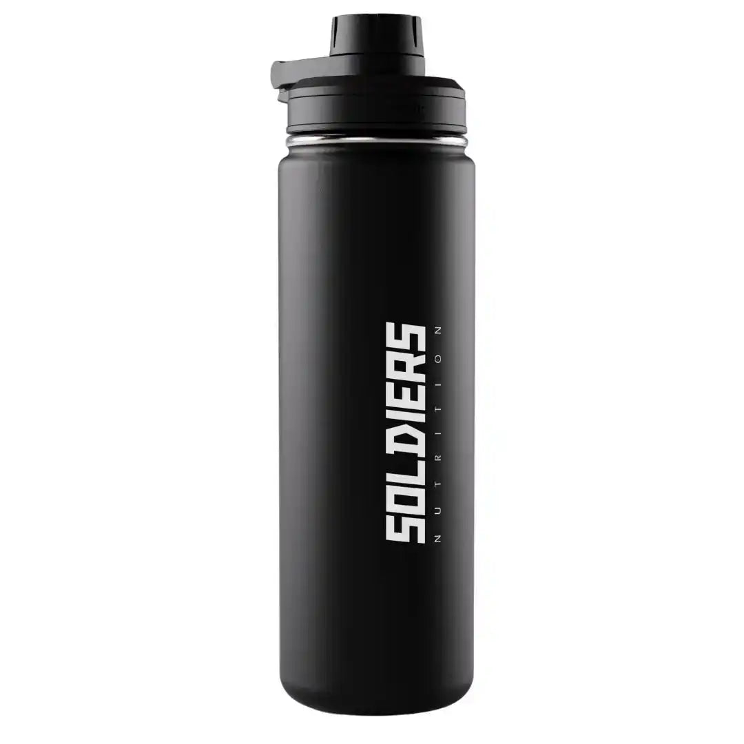 Garrafa preta esportiva para academia com tampa e escrita Soldiers Nutrition em branco.