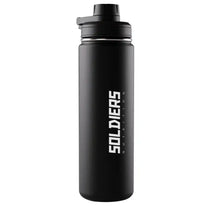 Garrafa preta esportiva para academia com tampa e escrita Soldiers Nutrition em branco.