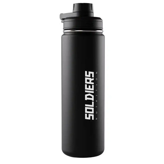 Garrafa preta esportiva para academia com tampa e escrita Soldiers Nutrition em branco.
